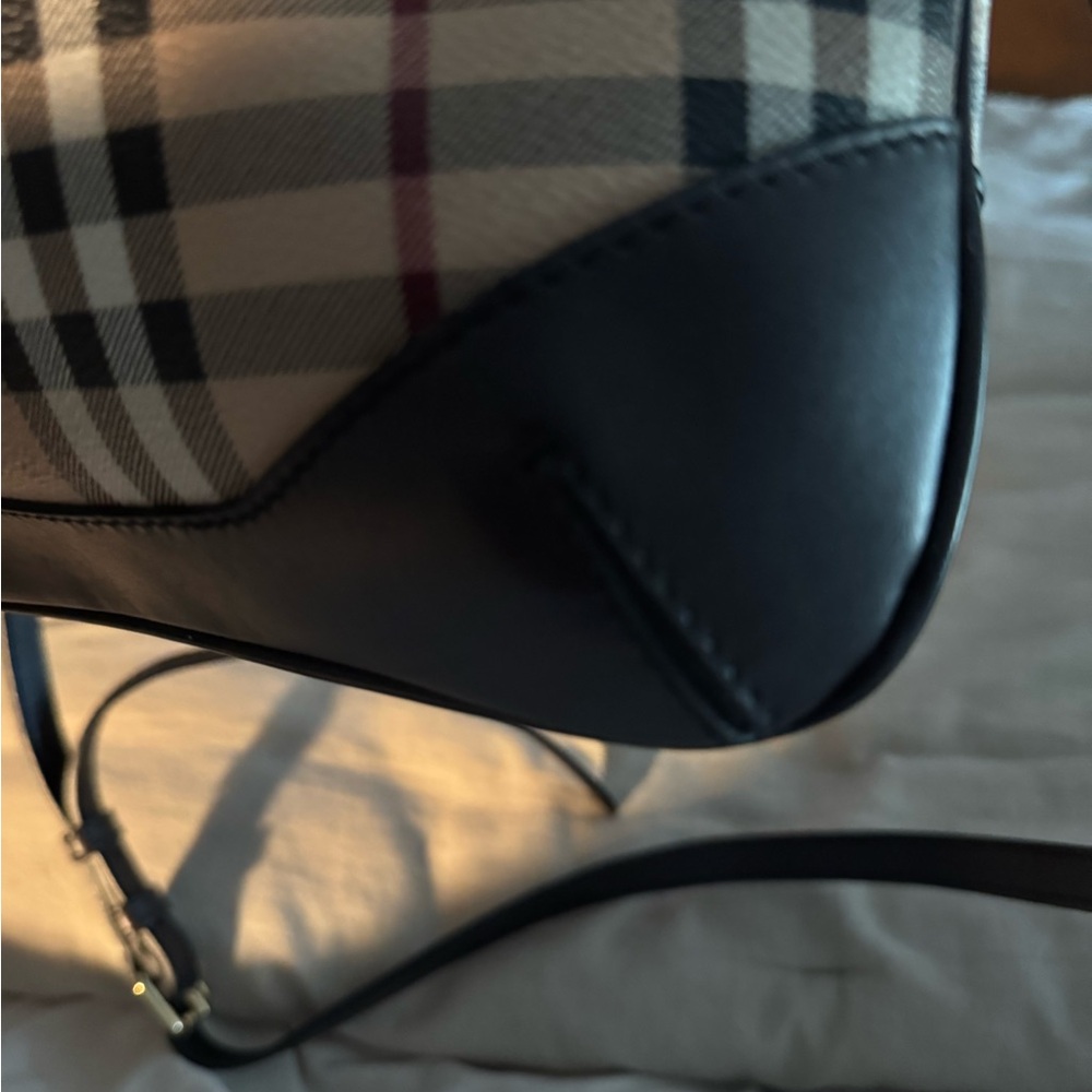 💯Authetic Burberry Haymarket Crossbody - Excellent Condition - Picture 5 of 6